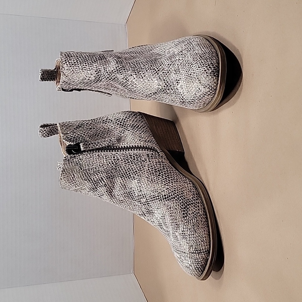 Very G Snakeskin Texture Booties / Ankle Boots. Size 8, Excellent Condition!